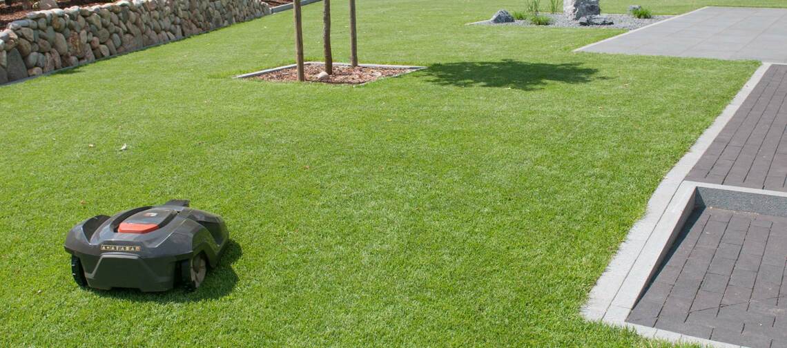 Foto: Ein Gartenbereich frisch mit Rollrasen ausgelegt