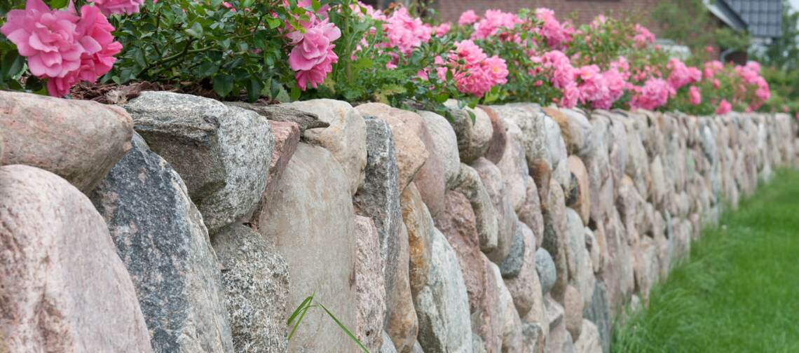 Foto: Natursteinmauer oben bepflanzt